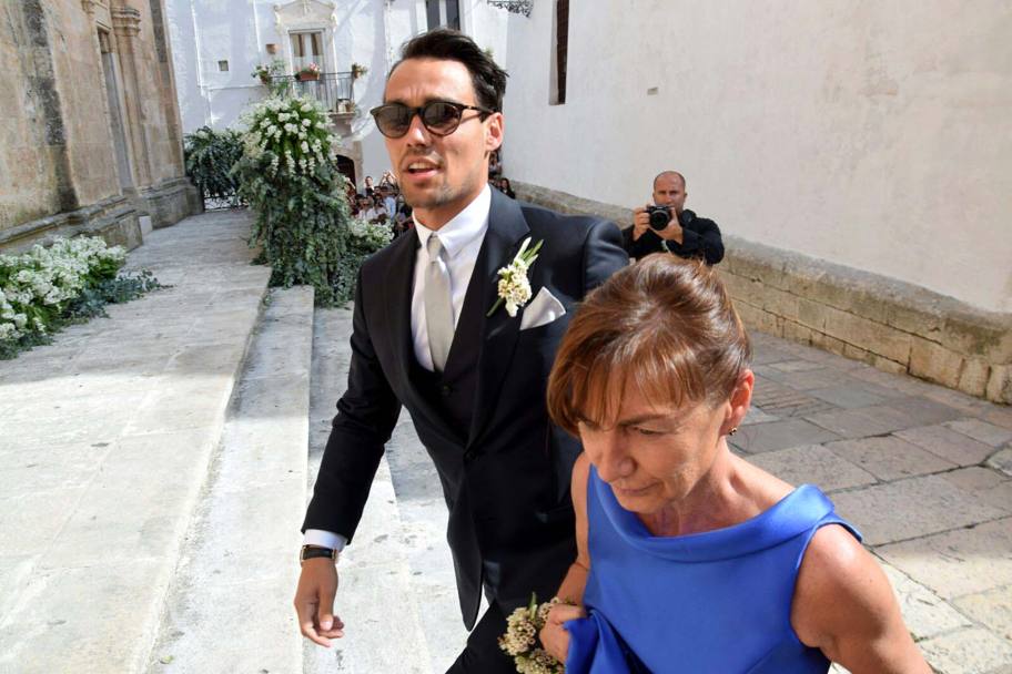 Ma riavvogliamo il nastro della giornata: ecco l&#39;arrivo dello sposo, Fabio Fognini, con la mamma